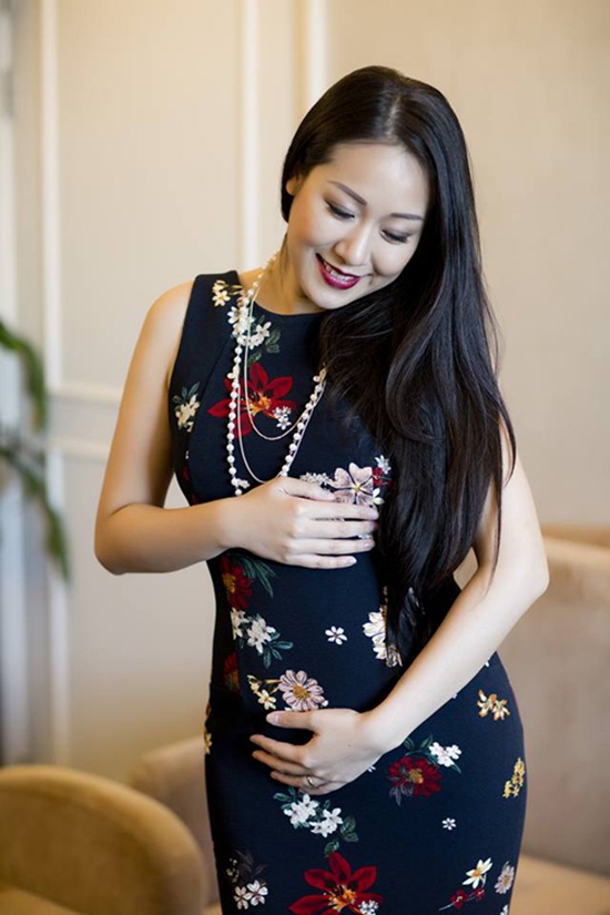 Trên trang cá nhân, người đẹp khoe tấm ảnh đang rạng rỡ ôm bụng bầu lùm lùm.