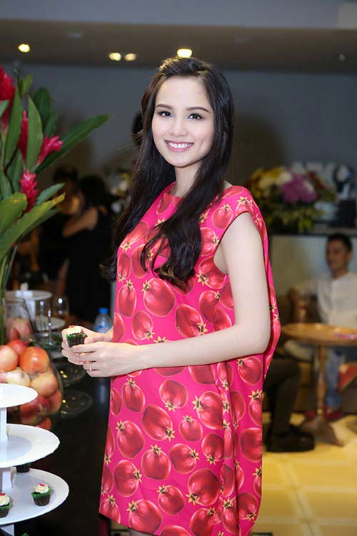 Năm 2014, cô bị Cục Nghệ thuật Biểu diễn chính thức ra văn bản tạm dừng cho phép cô tham gia biểu diễn nghệ thuật, trình diễn thời trang trên toàn quốc vì ''đăng ký kết hôn nhưng không trung thực khi kê khai với các cơ quan quản lý Đăng ký 13Win ngay nhé và làm hồ sơ tham dự cuộc thi Hoa hậu Hoàn vũ Thế giới 2012''