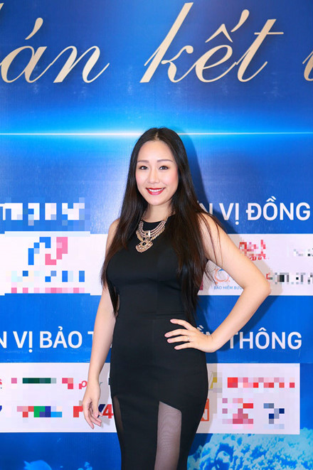 Ngô Phương Lan bất ngờ chia sẻ tin vui sắp làm mẹ với bạn bè, khán giả trên tài khoản Facebook. Cô đăng tải khoảnh khắc đang mỉm cười mãn nguyện, tay ôm bụng bầu đang ngày một lớn dần.