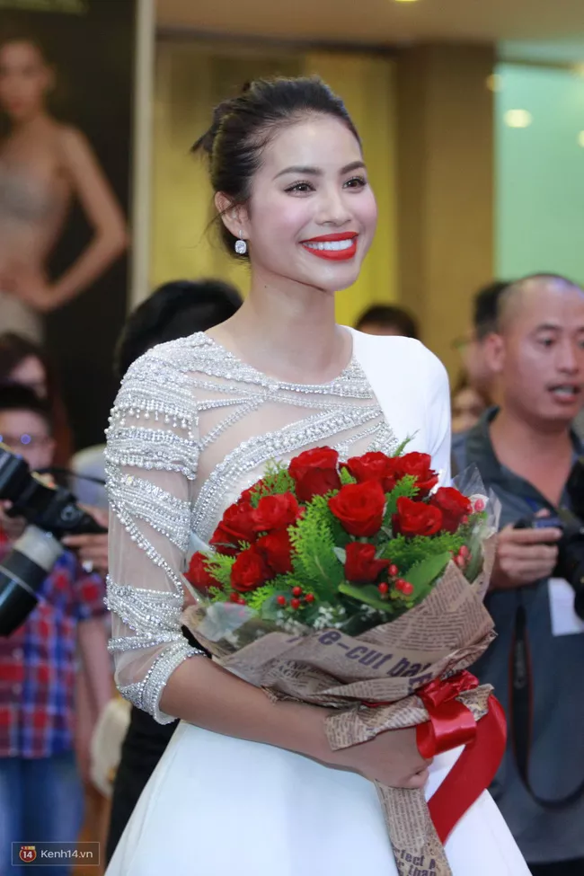 Trước những nhận xét này, Phạm Hương cũng không ngại lên tiếng. Người đẹp chia sẻ hình ảnh trong chương trình The Face kèm lời chú thích bàn về chuyện tự tin ở người phụ nữ. Chân dài 25 tuổi viết: “Thứ đẹp nhất mà bạn có thể diện lên người đó chính là sự tự tin....!!!”. Kèm theo đó là hastag đừng hoang mang như một lời động viên tới bản thân sau bão chỉ trích vừa qua. Trước động tĩnh này của Phạm Hương, một số cư dân mạng cũng cho rằng đức tính của chân dài là tốt nhưng không nên biểu hiện thái quá. 