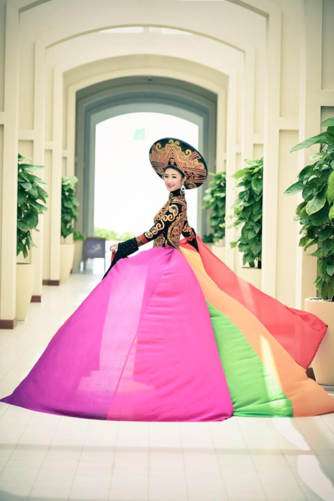 Thu Ngân sinh năm 1996 tại Hải Phòng, hiện cô đang theo học ngành Quản trị khách sạn tại Thụy Sĩ.