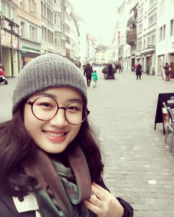 Với ý kiến trái chiều từ Lâm Thùy Anh, stylist Đỗ Long ngay lập tức trả lời: ''Em hay vậy quá''. Vẫn giữ nguyên quan điểm, Lâm Thùy Anh bình luận thêm: ''Thật mà! Hàng của anh toàn hàng có đánh dấu''.