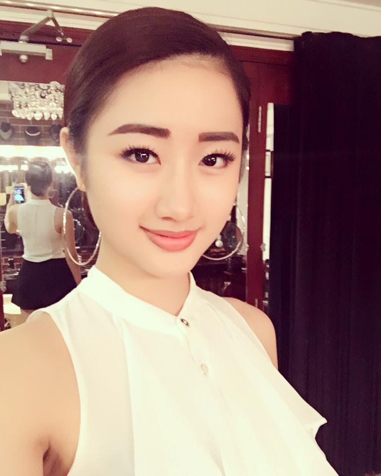 Đối chiếu với đoạn clip ghi lại khoảnh khắc cuộc thi ''Hoa hậu Bản sắc Việt Toàn cầu'', có thể thấy rõ sự hồi hộp của Trần Thị Thu Ngân khi nắm chặt tay 2 thí sinh Ngọc Quý và Diệu Thùy. Và với đánh giá khác với số đông, nhiều người nghi ngờ Lâm Thùy Anh đang cố tình ''đá xéo'' tân hoa hậu là giả tạo.