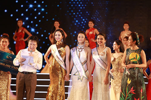 Về phía Lâm Thùy Anh, cô tên thật là Hoàng Thị Lắm, sinh năm 1992 và từng đạt danh hiệu á hậu 4 cuộc thi ''Nữ hoàng Sắc đẹp Hoàn cầu 2015''. Tuy nhiên, sau khi nhận được giải thưởng, chân dài gốc Phú Thọ đã bị cơ quan chức năng ''tuýt còi'' và phải nộp phạt 22,5 triệu đồng vì bị phát hiện đi thi chui.
