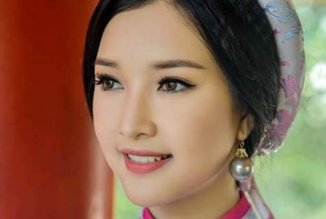 Ngoài chiều cao khiêm tốn (1,68m) thì cô gái Huế còn bị đánh giá về số đo 3 vòng không cân đối, tỉ lệ khuôn mặt cũng không hài hòa với hình thể.Ngoài chiều cao khiêm tốn (1,68m) thì cô gái Huế còn bị đánh giá về số đo 3 vòng không cân đối, tỉ lệ khuôn mặt cũng không hài hòa với hình thể.