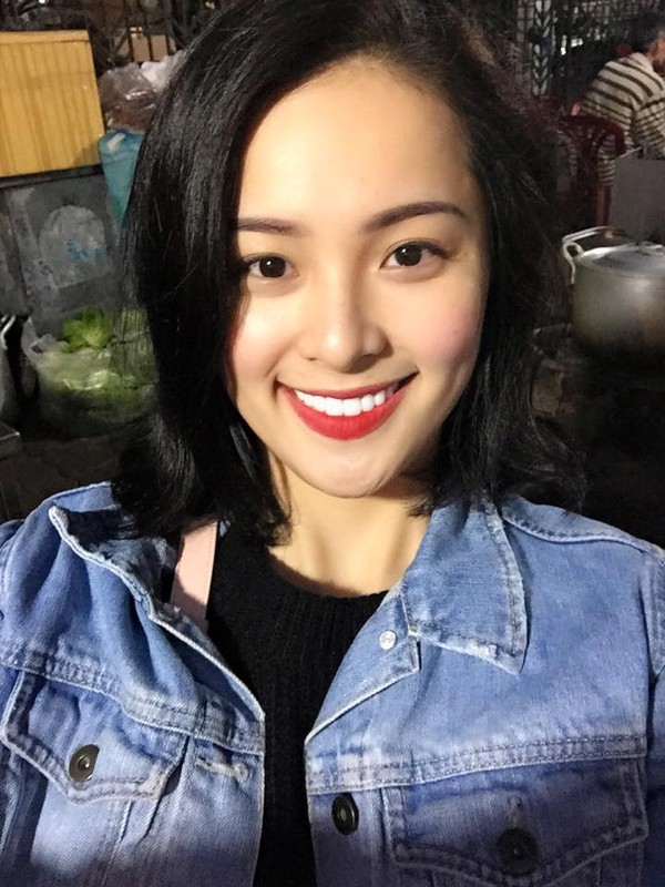 Cũng giống như những người đẹp đàn chị Hà Tăng, Thanh Hằng nụ cười rạng ngời luôn khiến Hạ Vi nổi bật và xinh đẹp.