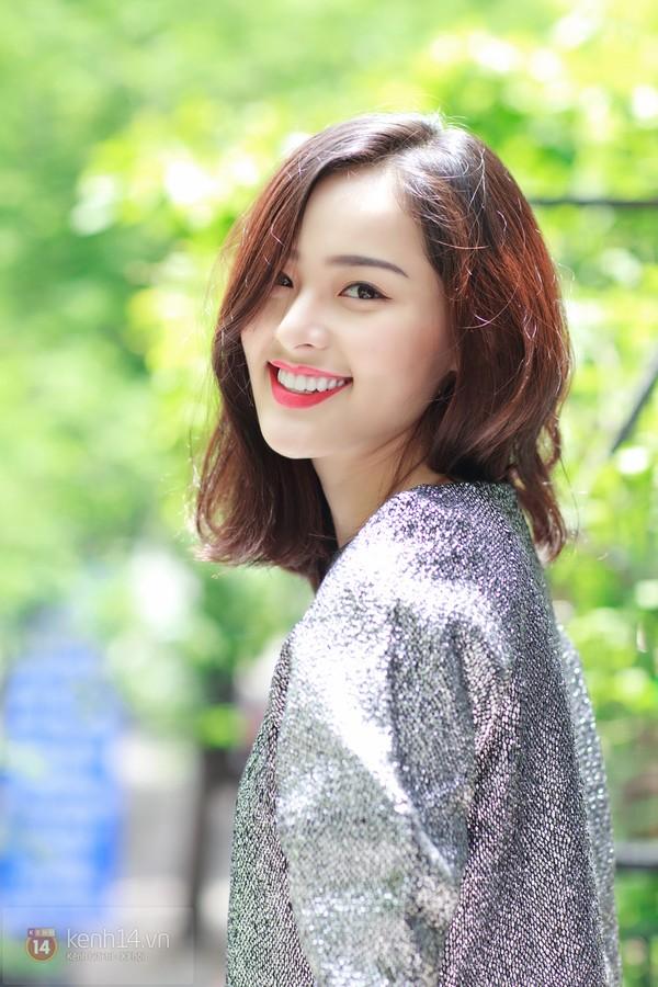 Hạ Vi đã trở thành một hiện tượng trong cộng đồng mạng vì vẻ đẹp cuốn hút cũng như sự dễ thương, gần gũi đến bất ngờ của mình.