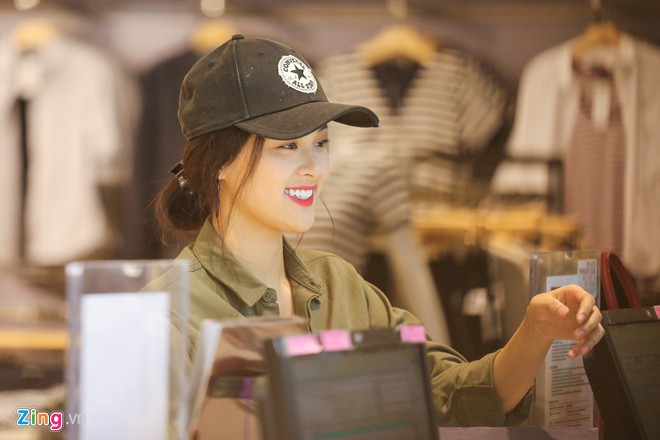 Mặc dù hoạt động với công việc làm mẫu ảnh cho các shop thời trang cao cấp từ khá lâu, thế nhưng mãi tới gần đây, cái tên Hạ Vi mới bắt đầu được cư dân mạng biết đến và rất nhanh chóng trở thành tâm điểm của sự chú ý.