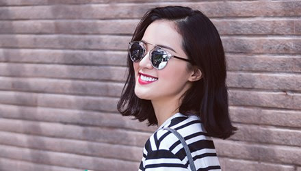 Đặc biệt hơn cả là cư dân mạng đều nhận định rằng Hạ Vi sở hữu một vẻ đẹp đặc trưng chứ không hề na ná như những lứa hotgirl cùng thời, xinh xắn và ưa nhìn. Cô có một đôi mắt rất đẹp, nụ cười rạng rỡ, khuôn mặt sắc nét cùng làn da trắng sứ.