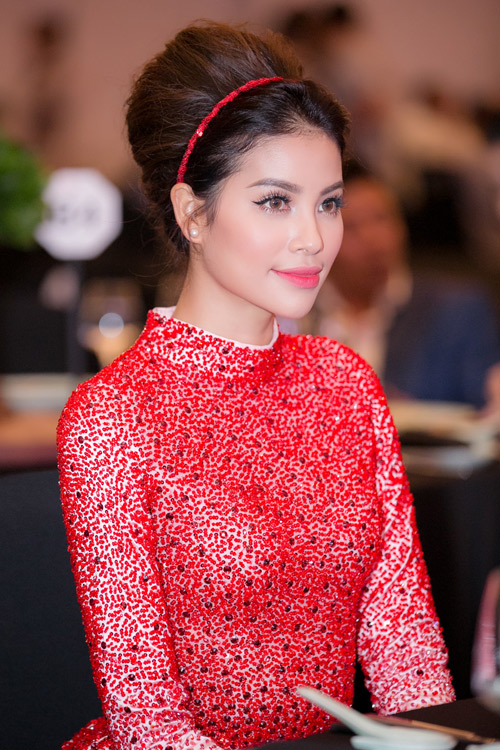 Sau đó, cô nhẹ nhàng nhắn nhủ: ''Hai em không dám nhìn vào mắt chị là còn rụt rè lắm. Cứ giữ sự rụt rè ấy khi yêu rồi em sẽ hạnh phúc hơn chị''. Sau đó, cô nhẹ nhàng nhắn nhủ: ''Hai em không dám nhìn vào mắt chị là còn rụt rè lắm. Cứ giữ sự rụt rè ấy khi yêu rồi em sẽ hạnh phúc hơn chị''.