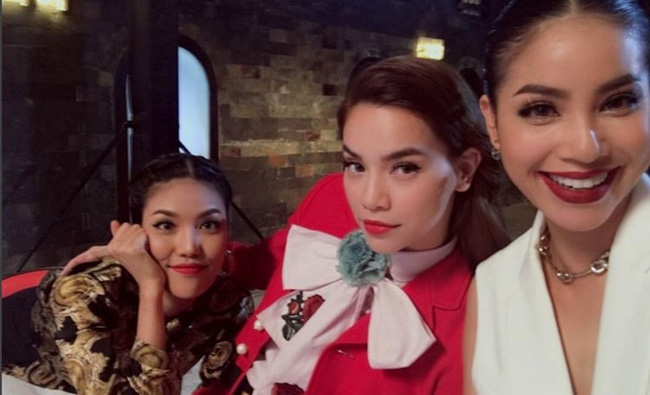 Điều này được chứng minh qua hàng loạt hình ảnh hậu trường chưa từng được phát sóng của The Face. Chính Lan Khuê nhiều lần tự tay chia sẻ hình ảnh 'dìm hàng' đáng yêu của Phạm Hương ở hậu trường The Face lên trang cá nhân. Điều này được chứng minh qua hàng loạt hình ảnh hậu trường chưa từng được phát sóng của The Face. Chính Lan Khuê nhiều lần tự tay chia sẻ hình ảnh 'dìm hàng' đáng yêu của Phạm Hương ở hậu trường The Face lên trang cá nhân.