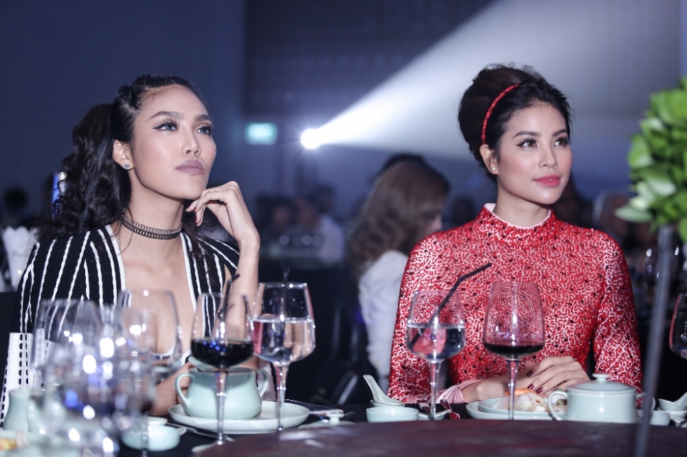 Hai nàng hoa hậu tỏ ra rất chăm chú và bị thu hút hoàn toàn bởi giọng hát ngày càng nội lực của Hồ Ngọc Hà Hai nàng hoa hậu tỏ ra rất chăm chú và bị thu hút hoàn toàn bởi giọng hát ngày càng nội lực của Hồ Ngọc Hà