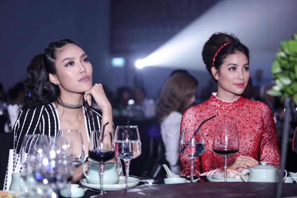 Từng là khách mời xuất hiện trong đêm nhạc Love Songs của Hồ Ngọc Hà tại Hà Nội, cặp đôi hoa hậu xinh đẹp nhất showbiz Phạm Hương – Lan Khuê cũng là fans bự của giọng hát Hồ Ngọc Hà. Từng là khách mời xuất hiện trong đêm nhạc Love Songs của Hồ Ngọc Hà tại Hà Nội, cặp đôi hoa hậu xinh đẹp nhất showbiz Phạm Hương – Lan Khuê cũng là fans bự của giọng hát Hồ Ngọc Hà.