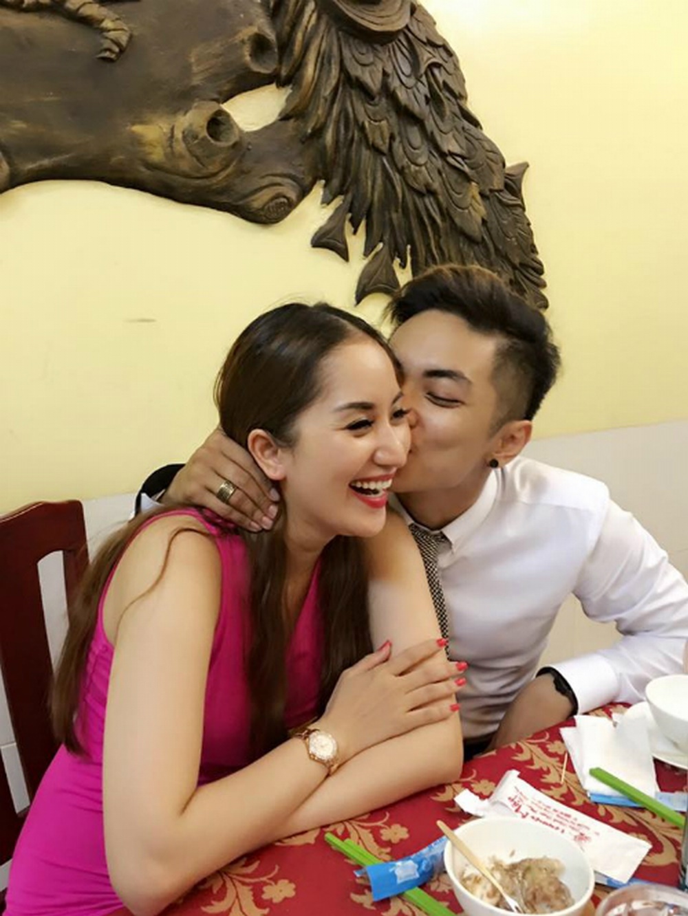 Cô cũng chia sẻ rằng mình không được tự tin trong giao tiếp bởi khuyết điểm này.