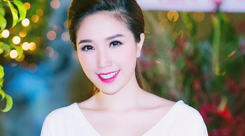 Tuy nhiên, sau khi niềng răng được 1 năm và ăn cháo trong suốt khoảng thời gian đó, 'công chúa bong bóng' đã hoàn toàn thay đổi. Thân hình Bảo Thy đẹp hơn và hàm răng đều như hạt bắp khiến cô rạng ngời, tự tin cười thoải mái hơn. Với phong cách ăn mặc và trang điểm hiện tại, Bảo Thy ngày càng hấp dẫn, quyến rũ hơn.