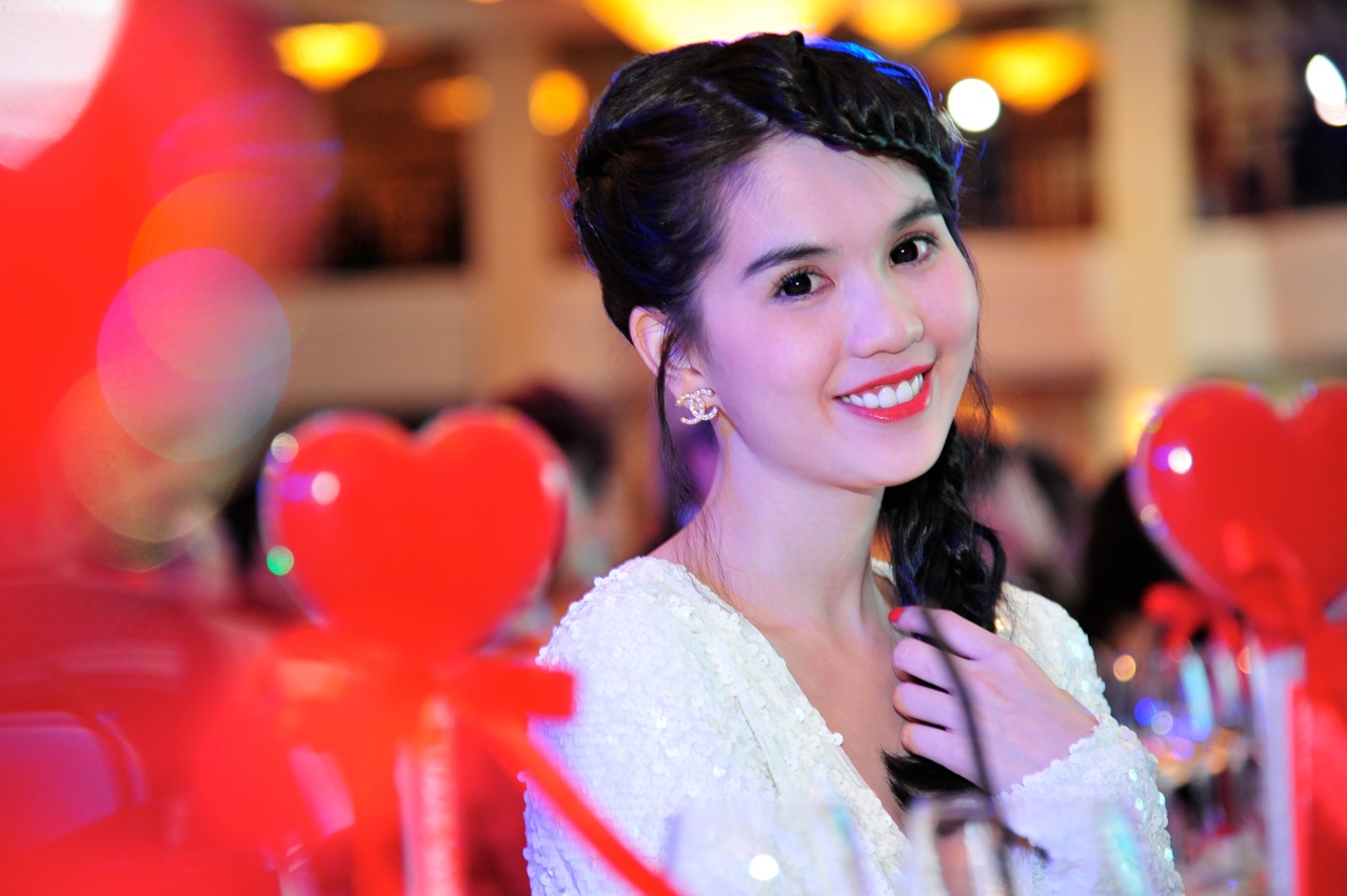  Đặc biệt, hàm răng của Ngọc Trinh đã ''lên sắc'' rất nhiều, và mĩ nhân V-biz sẽ muốn ''triệt tận gốc'' những bức ảnh thời xa xưa dưới đây.