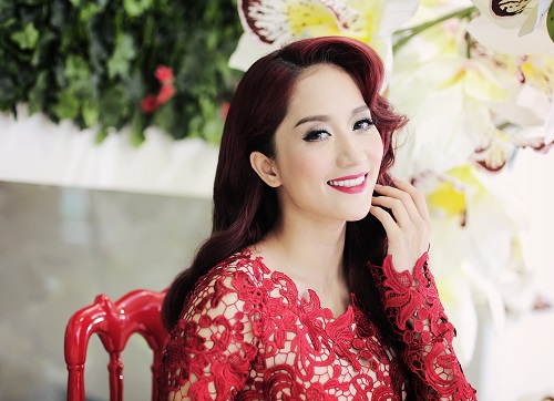 Nổi tiếng là vận động viên Dance Sport số một Việt Nam, Khánh Thi không chỉ gây chú ý bởi những bước nhảy uyển chuyển và điêu luyện mà còn bởi nhan sắc rạng ngời theo năm tháng. 