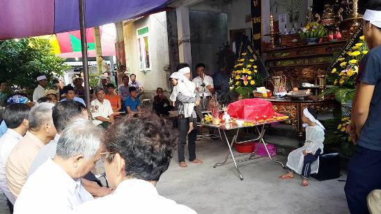 X&aacute;c thai phụ nổi tr&ecirc;n s&ocirc;ng