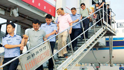 Chiến dịch chống tham nhũng Trung Quốc khiến nhiều quan chức 'ng&atilde; ngựa'