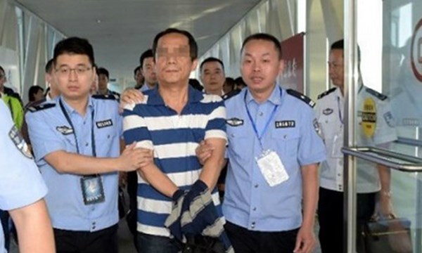 Một quan tham nhũng Trung Quốc bị &aacute;p giải về nước