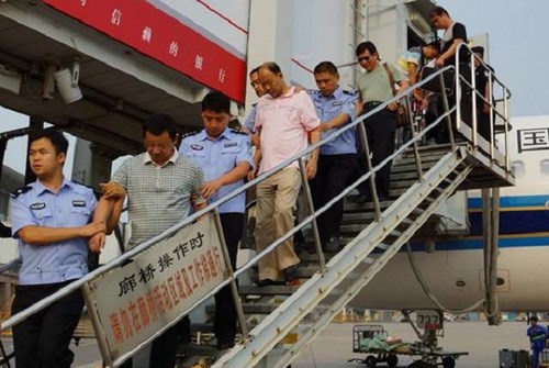 Hai tội phạm tham nhũng Trung Quốc trốn ra nước ngo&agrave;i bị đưa về nước th&aacute;ng 8/2014