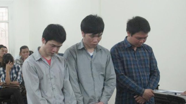 T&uacute; (ngo&agrave;i c&ugrave;ng b&ecirc;n tr&aacute;i) tại t&ograve;a &aacute;n