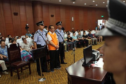 Một phi&ecirc;n t&ograve;a x&eacute;t xử quan chức tham nhũng tại Trung Quốc 