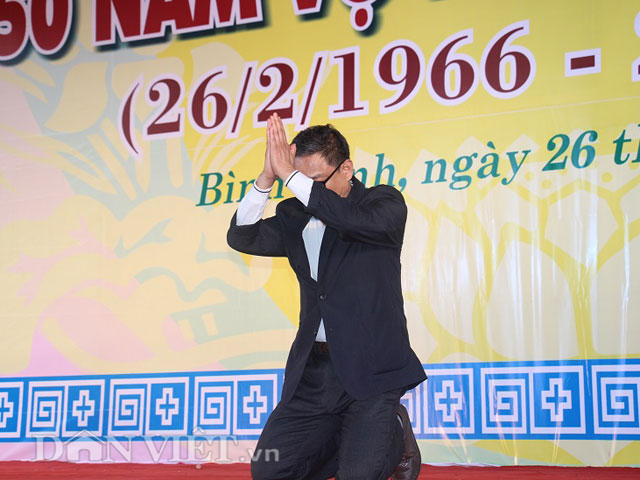&Ocirc;ng Roh Hwa Wook quỳ gối tạ lỗi người d&acirc;n B&igrave;nh Định trong vụ thảm s&aacute;t kinh ho&agrave;ng c&aacute;ch đ&acirc;y 50 năm