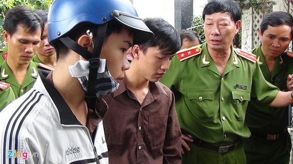 Lực lượng chức năng đ&atilde; đưa hai bị can Nguyễn Hải Dương v&agrave; Vũ Văn Tiến đến hiện trường thực nghiệm
