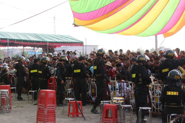 Rất đ&ocirc;ng người d&acirc;n tới tham dự phi&ecirc;n t&ograve;a
