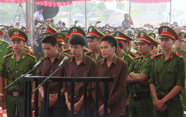 Ba bị c&aacute;o tại phi&ecirc;n t&ograve;a s&aacute;ng nay