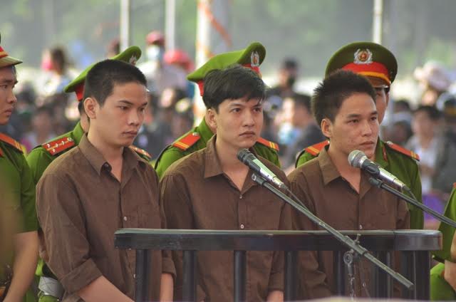 Từ tr&aacute;i qua l&agrave; bị c&aacute;o Vũ Văn Tiến, Nguyễn Hải Dương v&agrave; Trần Đ&igrave;nh Thoại trong vụ thảm s&aacute;t B&igrave;nh Phước