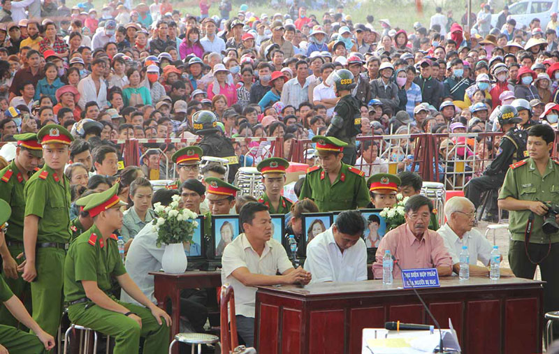 To&agrave;n cảnh phi&ecirc;n t&ograve;a sơ thẩm vụ thảm s&aacute;t 6 người ở B&igrave;nh Phước