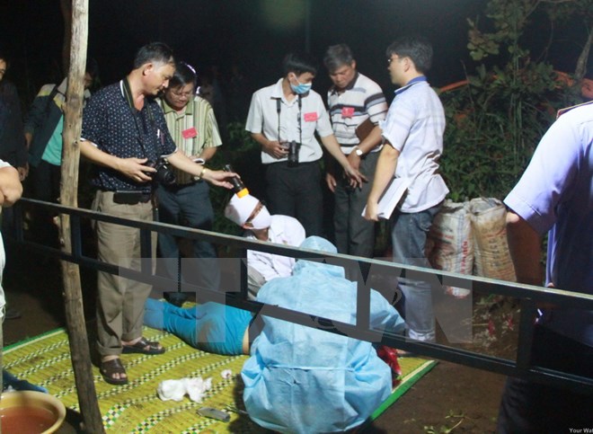 Lực lượng chức năng kh&aacute;m nghiệm hiện trường vụ thảm s&aacute;t Gia Lai 23/8/2015