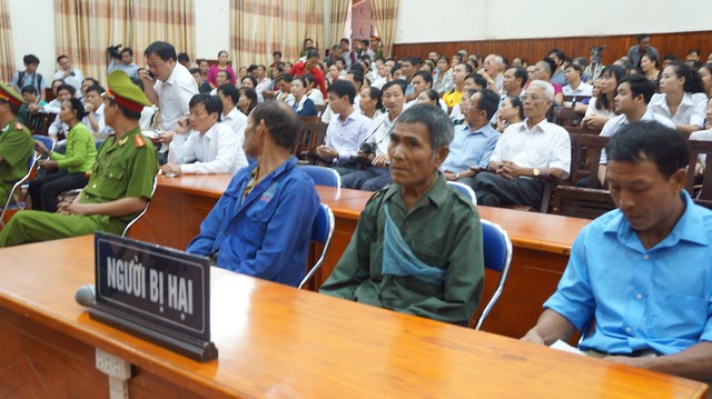 Khung cảnh phi&ecirc;n t&ograve;a x&eacute;t xử