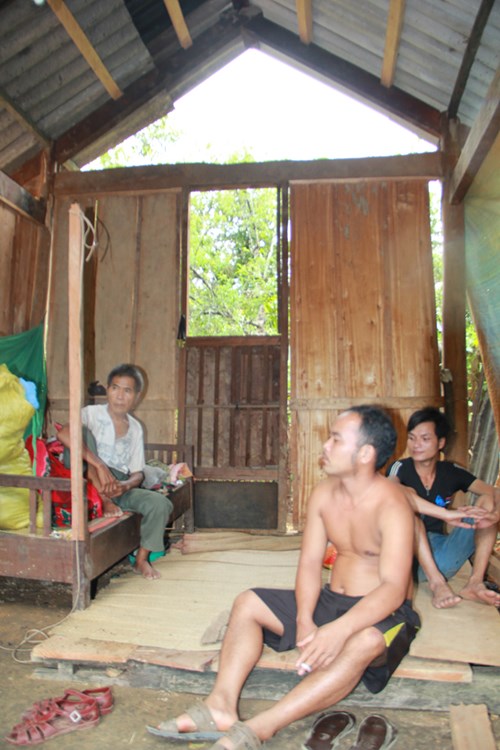Người d&acirc;n bản Phồng đau l&ograve;ng khi biết nghi phạm vụ thảm s&aacute;t ở Nghệ An lại ch&iacute;nh l&agrave; h&agrave;ng x&oacute;m của gia đ&igrave;nh nạn nh&acirc;n