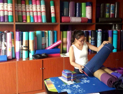 thảm yoga b&aacute;n phổ biến tr&ecirc;n thị trường với gi&aacute; 100.000-500.000 đồng/chiếc.