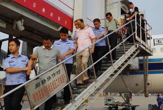 Hai nghi phạm tham nhũng trung quốc bị &aacute;p giải từ Campuchia hồi th&aacute;ng 8/2014. Ảnh China Daily 