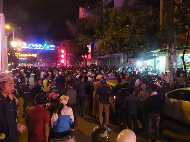 Người d&acirc;n tập trung k&iacute;n b&ecirc;n ngo&agrave;i ng&ocirc;i nh&agrave; ph&aacute;t hiện 4 người chết bất thường ở Thanh H&oacute;a