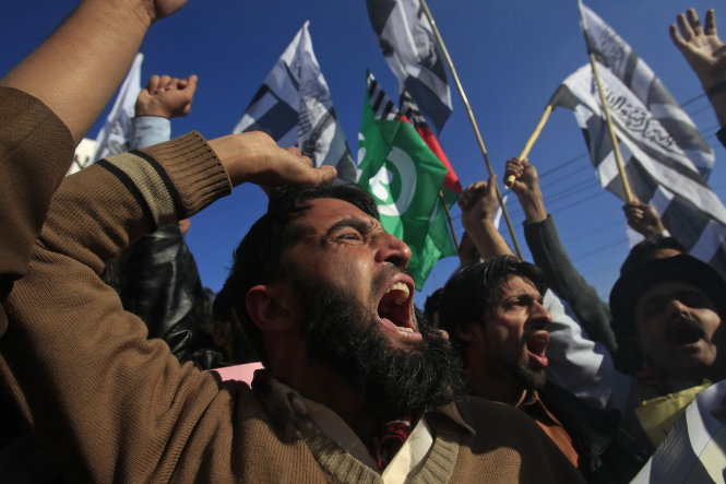 Đ&aacute;m đ&ocirc;ng biểu t&igrave;nh phản đối tạp ch&iacute; Charlie Hebdo ng&agrave;y 16/1 tại Pakistan
