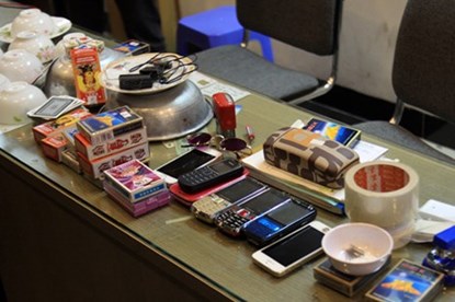 Thu giữ 8700 USD v&agrave; h&agrave;ng chục triệu đồng tại nh&agrave; của thần cờ bạc bịp