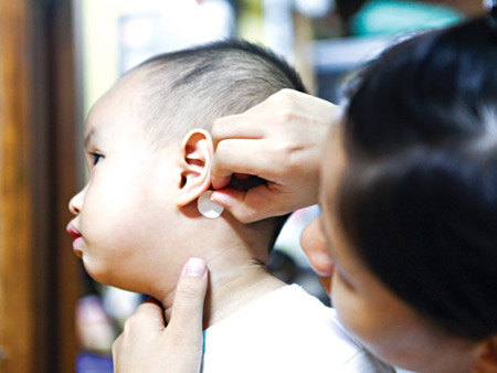Kh&ocirc;ng n&ecirc;n d&ugrave;ng cao d&aacute;n chống say xe cho trẻ nhỏ