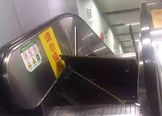 Ảnh chụp c&aacute;c bậc thang của chiếc thang cuốn Trung Quốc bất ngờ bật tung được đăng tải l&ecirc;n mạng x&atilde; hội