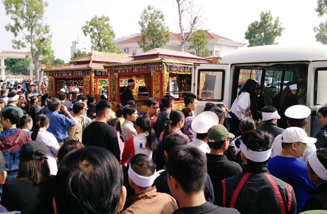 Nhiều người tới tiễn đưa gia đ&igrave;nh anh H&agrave;.