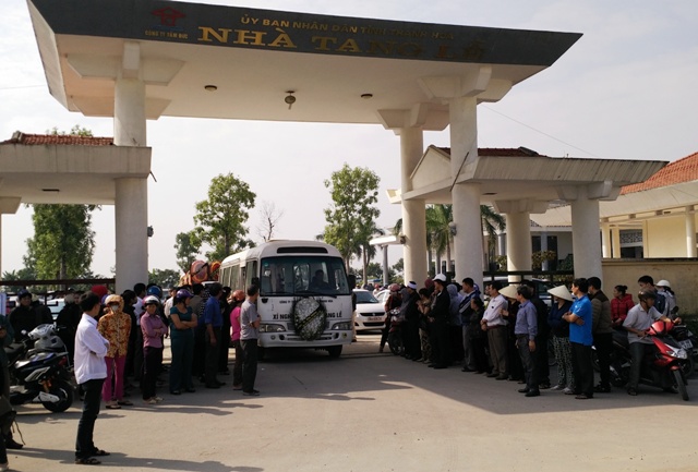 Người th&acirc;n, anh em họ h&agrave;ng, bạn b&egrave; quyến luyến b&aacute;m sau c&aacute;c xe tang trong nỗi x&oacute;t thương tột c&ugrave;ng.