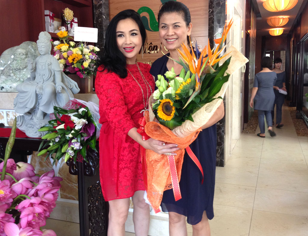 rất nhiều người bất ngờ trước t&igrave;nh cảm v&agrave; cử chỉ th&acirc;n thiết giữa vợ cũ v&agrave; vợ mới của nhạc sĩ Quốc Trung.