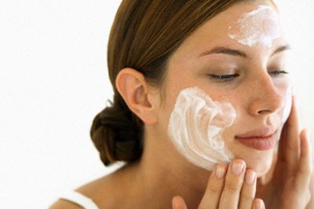 nếu da kh&ocirc;ng được thanh lọc sạch hằng ng&agrave;y, c&aacute;c dưỡng chất đ&oacute; sẽ rất kh&oacute; được thẩm thấu v&agrave; nu&ocirc;i dưỡng tế b&agrave;o
