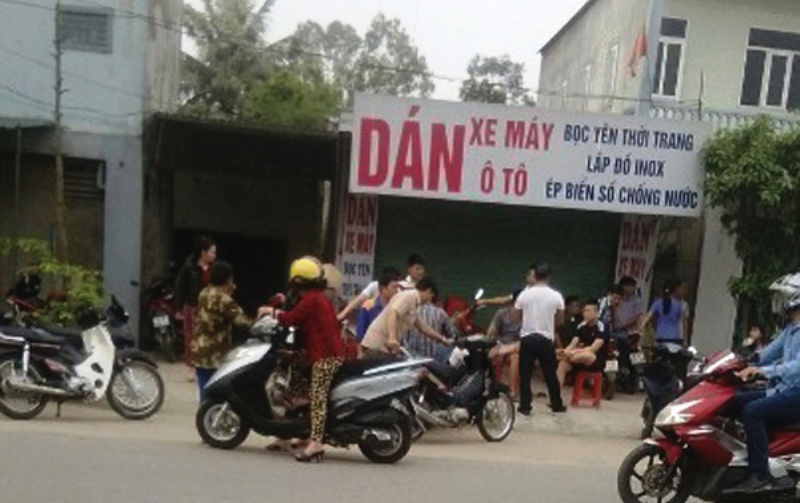 Người d&acirc;n tụ tập tại nơi xảy ra vụ việc