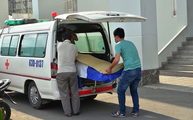 Thi thể nam thanh ni&ecirc;n được di chuyển để kh&aacute;m nghiệm điều tra