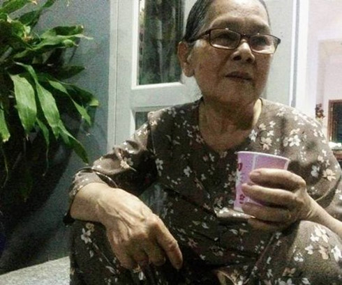 cụ b&agrave; 80 tuổi thuyết phục g&atilde; thanh ni&ecirc;n hạ dao